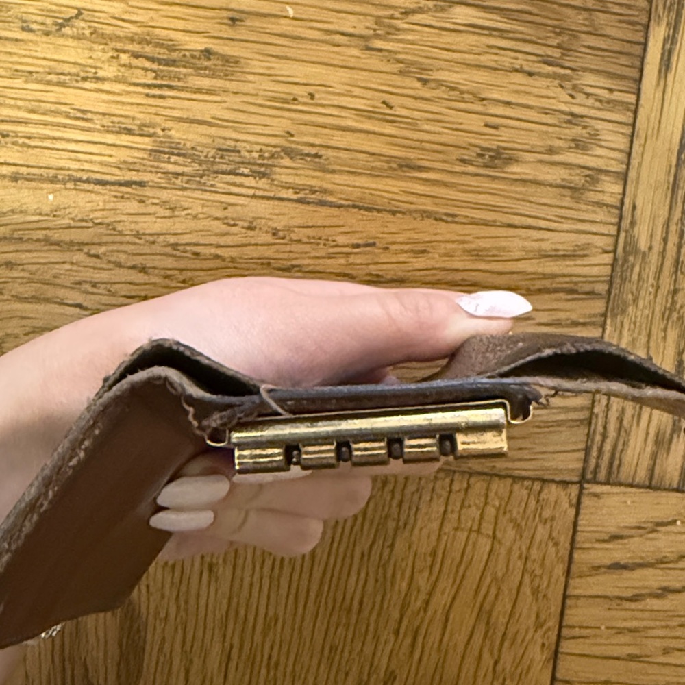 Louis Vuitton Monogram 4 Key Holder - Picture 3 of 9